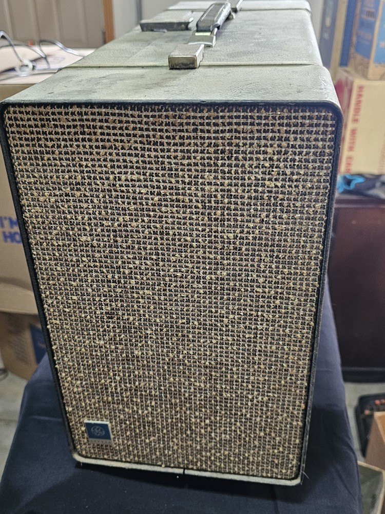 GE Model RP 1570a Compact Stereo Custom Portable Turntable- Untested