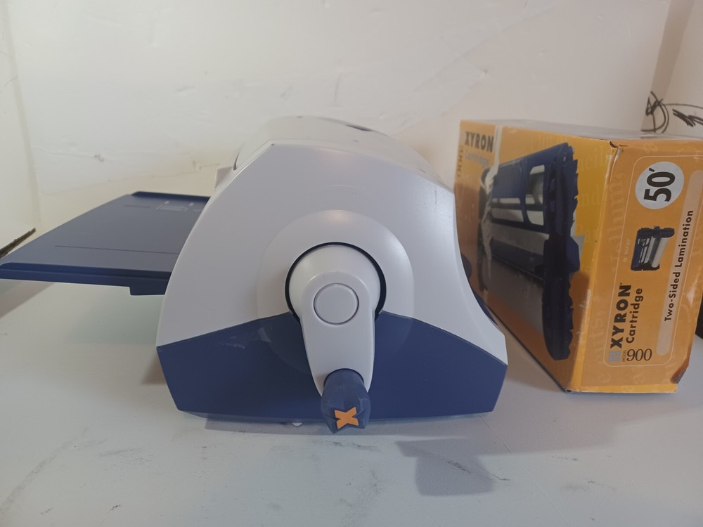 XYRON 900 STICKER LABEL MAGNET LAMINATOR MAKER w/ EXTRA 900 CARTRIDGE