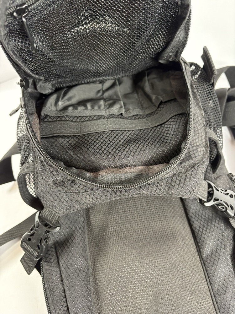WWE High Sierra Hydration Backpack Black Water Bladder Hiking Pack