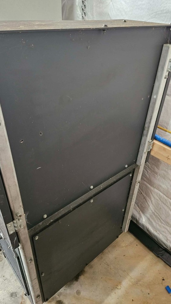 DIVERSI-TECH INC. down draft bench only used twice. No longer needed