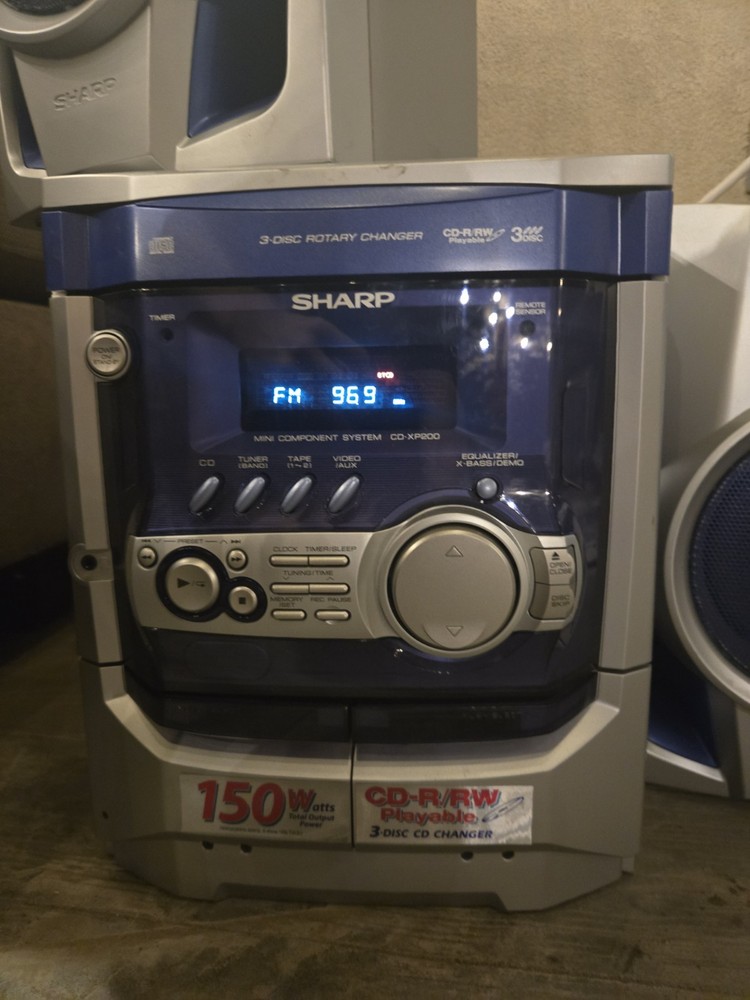 Sharp CD-XP200 Mini Component System with 3-Disc CD Changer and Speakers