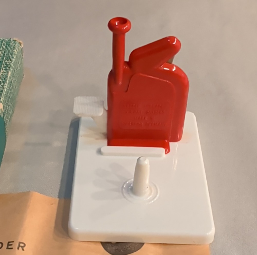 Hexe Automatic Needle Threader Red/White with Box & Instructions for Sewing