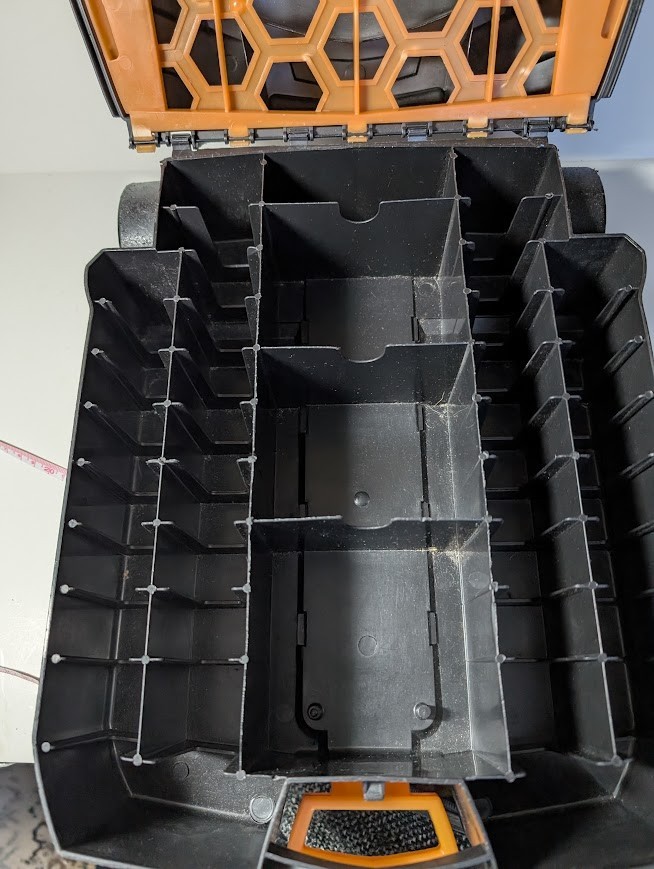 Hot Wheels 100 Car Carrying Case With Rollers & Extendable Handle.