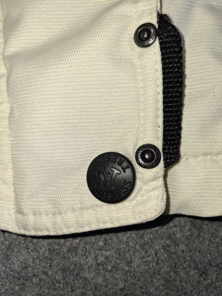 Trespass Size M Ski Jacket. Ski Snow System. High Performance Insulation.