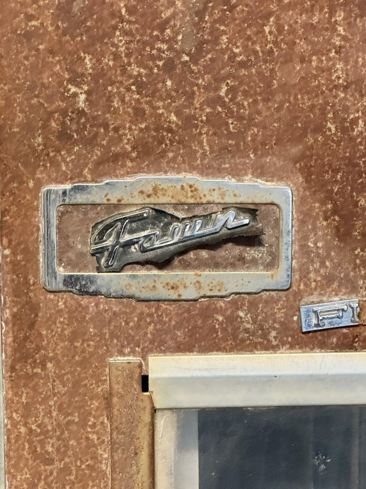 Fawn Fleetwood Model 207 Pull Cigarette and Gum Vending Machine