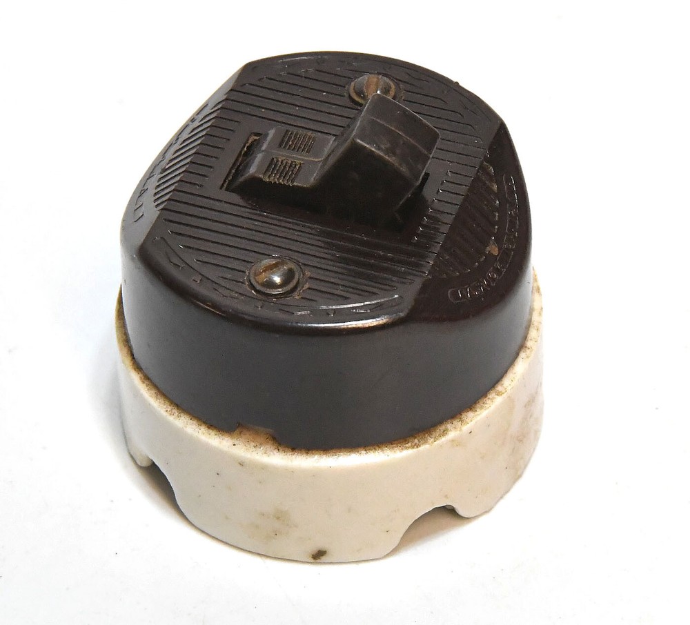 VINTAGE INDUSTRIAL LEVITON BAKELITE TOGGLE SWITCH CERAMIC BASE
