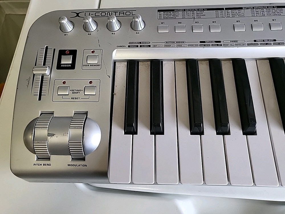 Behringer UMX25 Silver USB MIDI Audio 25-Key Ultra Compact Keyboard Controller
