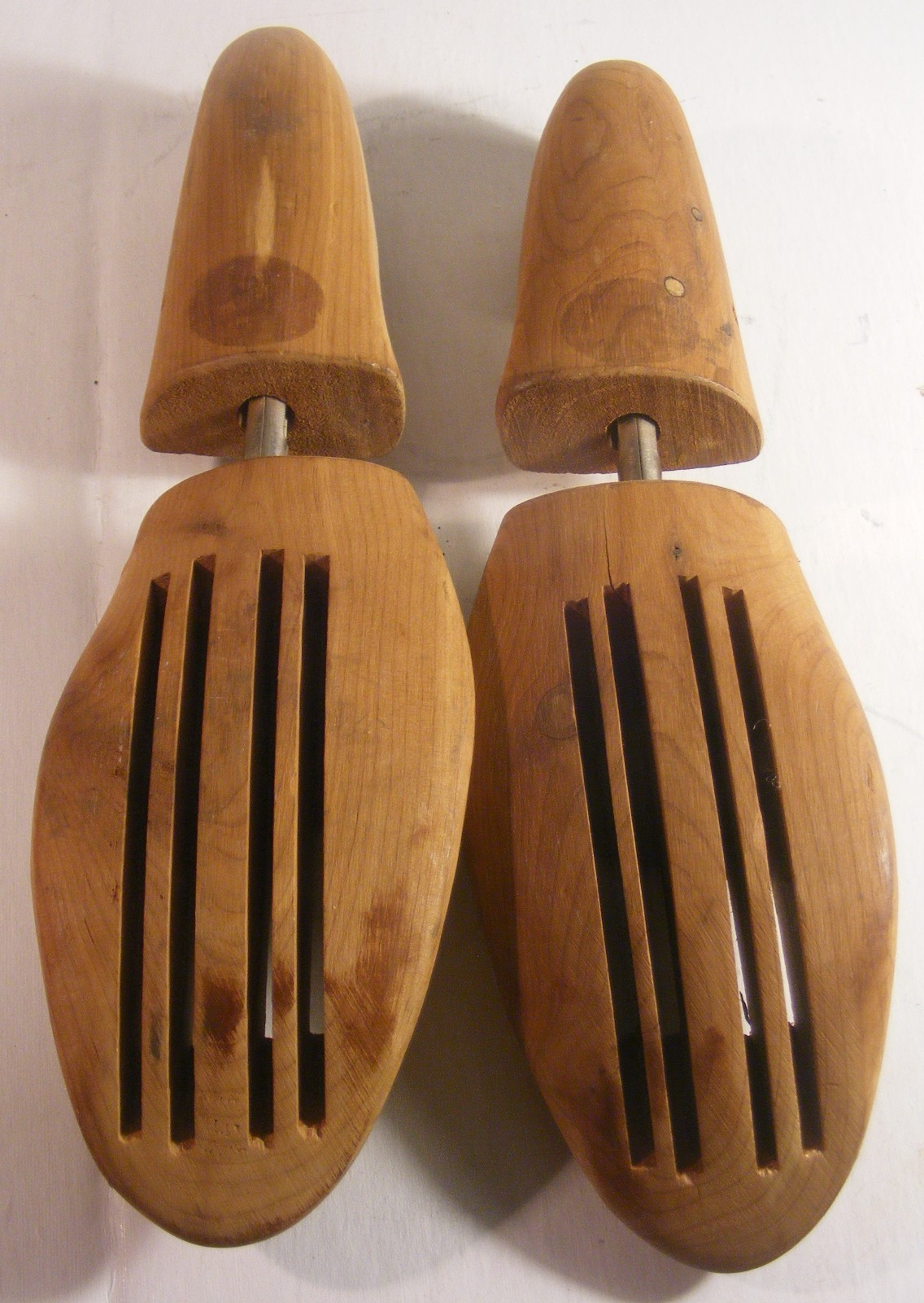 2 PAIRS JOHNSTON & MURPHY SIZE MEDIUM CEDAR SHOE TREES STRETCHERS
