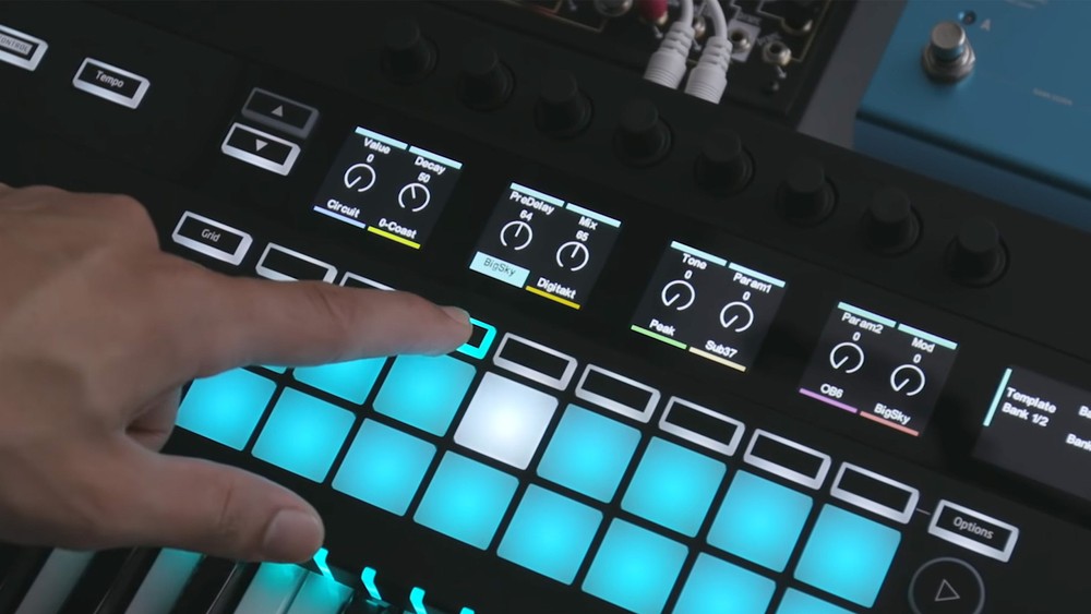 Novation SL MkIII MIDI & CV Keyboard Controller with Sequencer, 61-Note Keyboard
