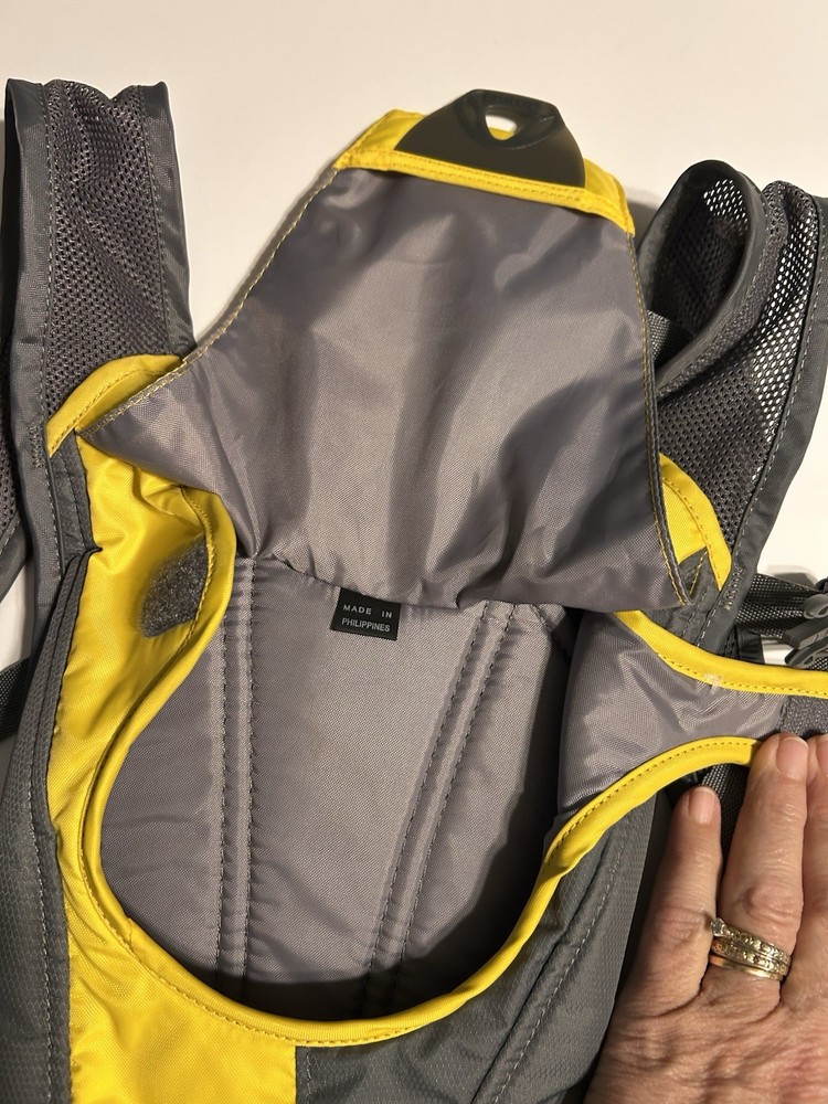 Camelbak Classic Yellow Gray Backpack Hydration Pouch Excellent Condition