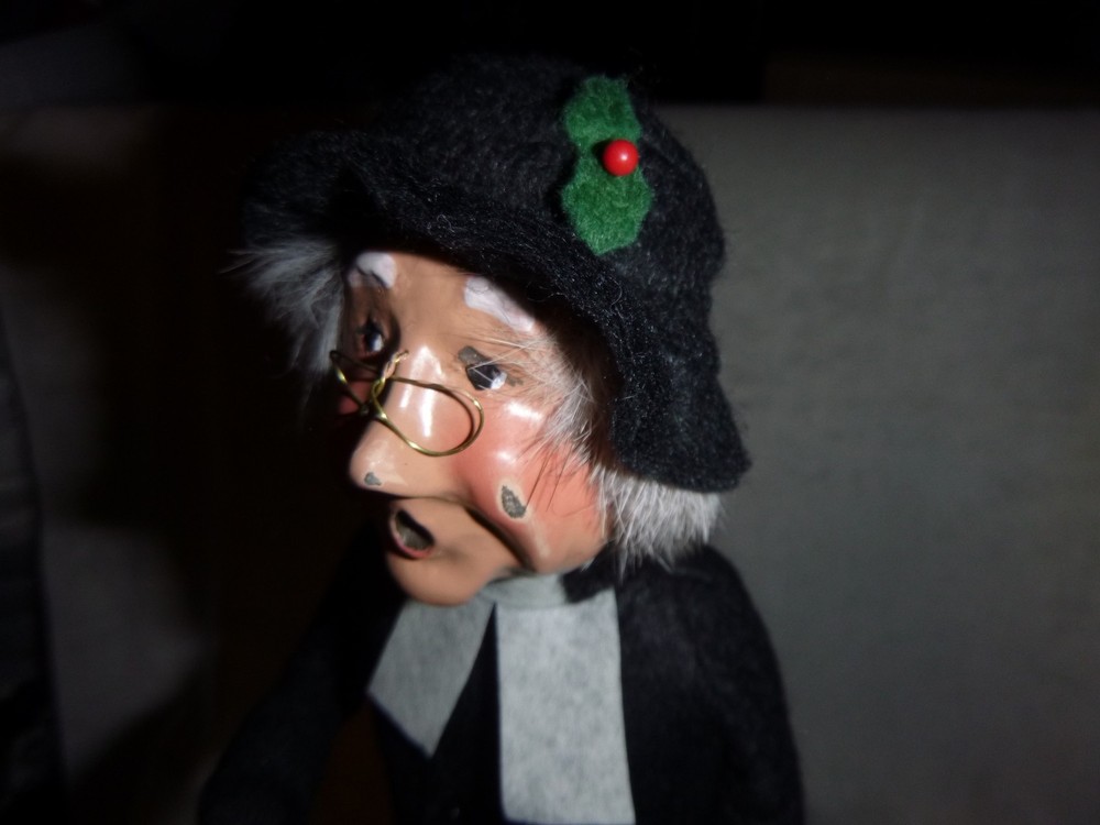 BYERS CHOICE CAROLER Parson glasses 1990