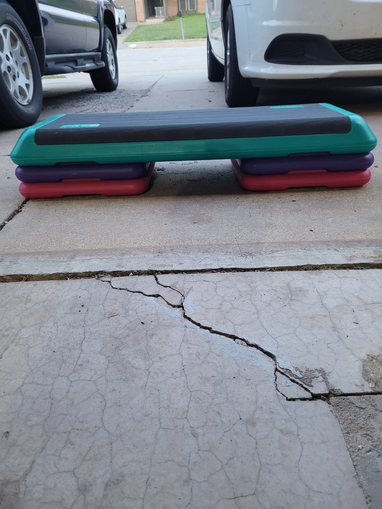 VINTAGE THE STEP EXERCISE BENCH WITH RISERS & 2 CHER EXERCISE VHS TAPES PREOWNED