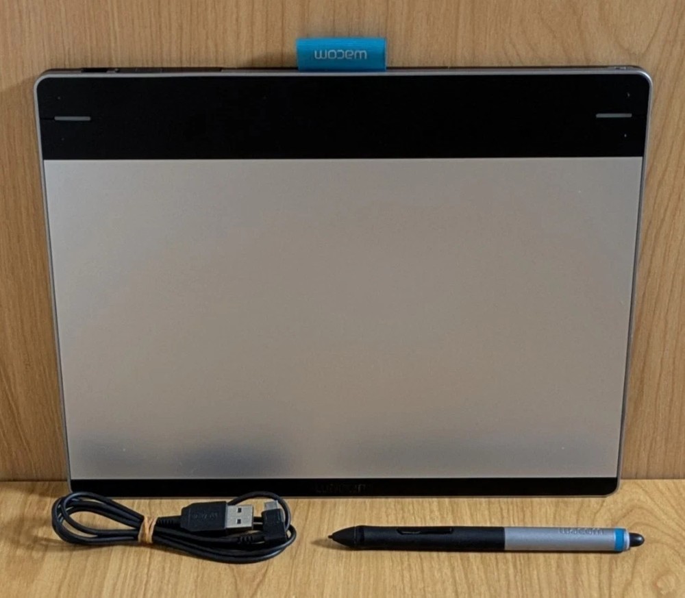 Wacom CTH-680 Intuos Medium Creative Pen & Touch Tablet Very Good