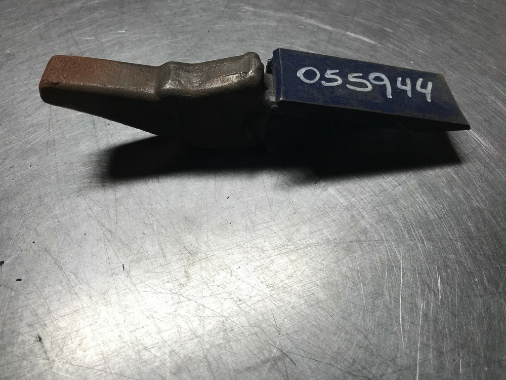 055944   OEM GEHL  BUCKET TOOTH