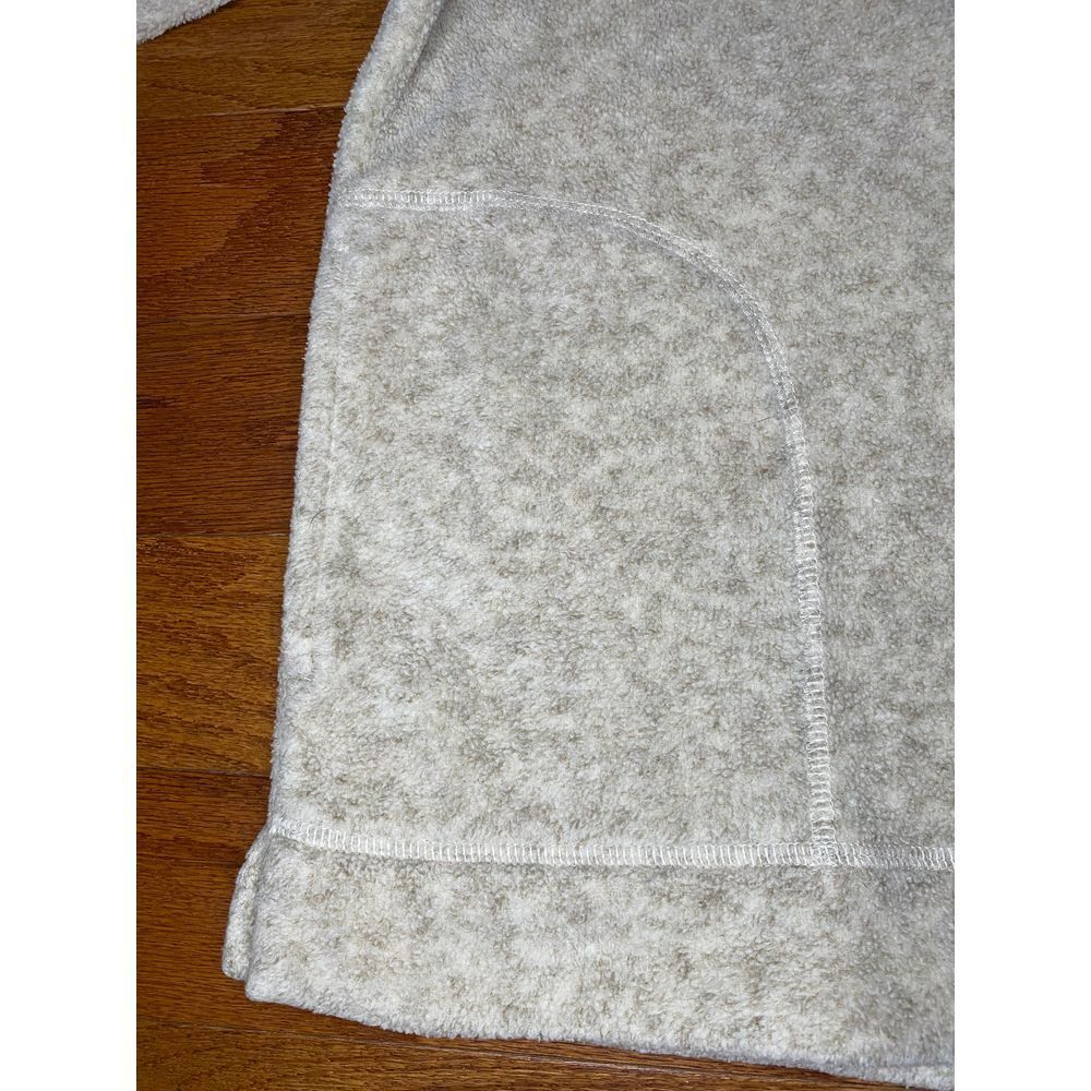 LL Bean Women's Light Tan Fluffy Pull Over Size M-Reg
