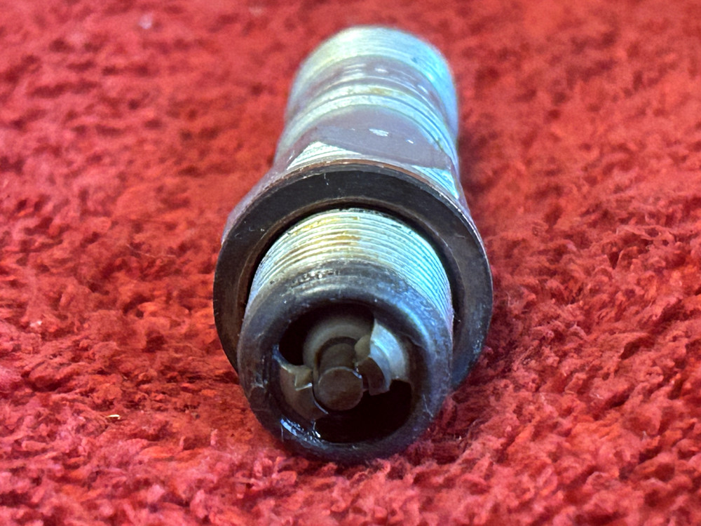 CHAMPION SPARK PLUG P/N RHB37E