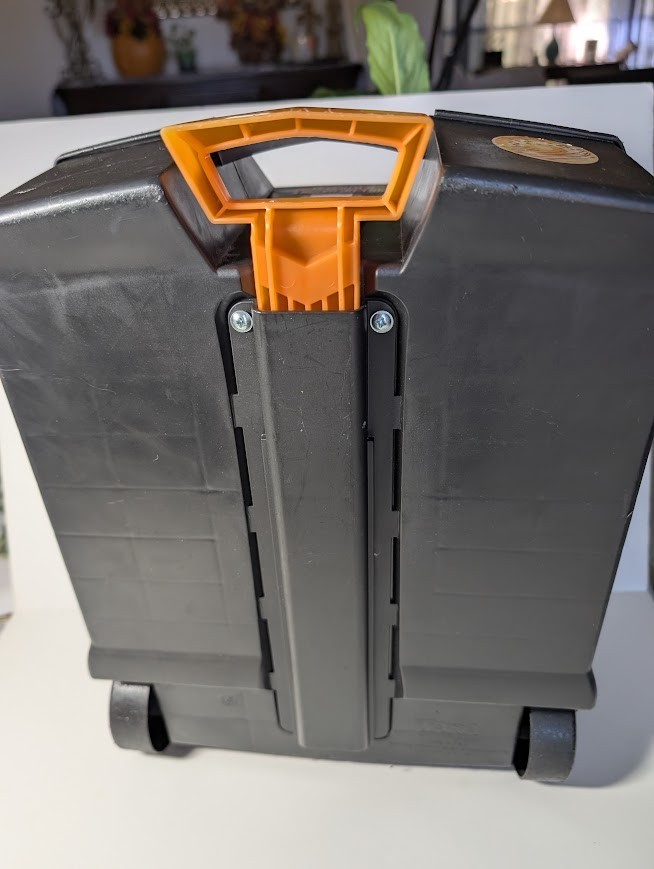 Hot Wheels 100 Car Carrying Case With Rollers & Extendable Handle.