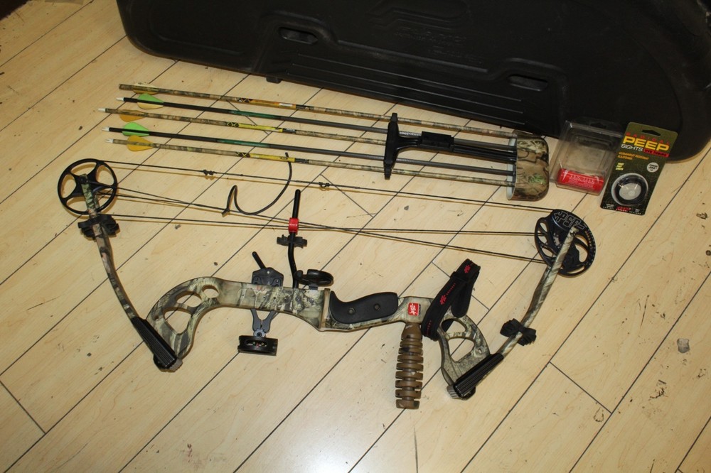 PSE Archery Stinger Compound Bow w/ case and arrows