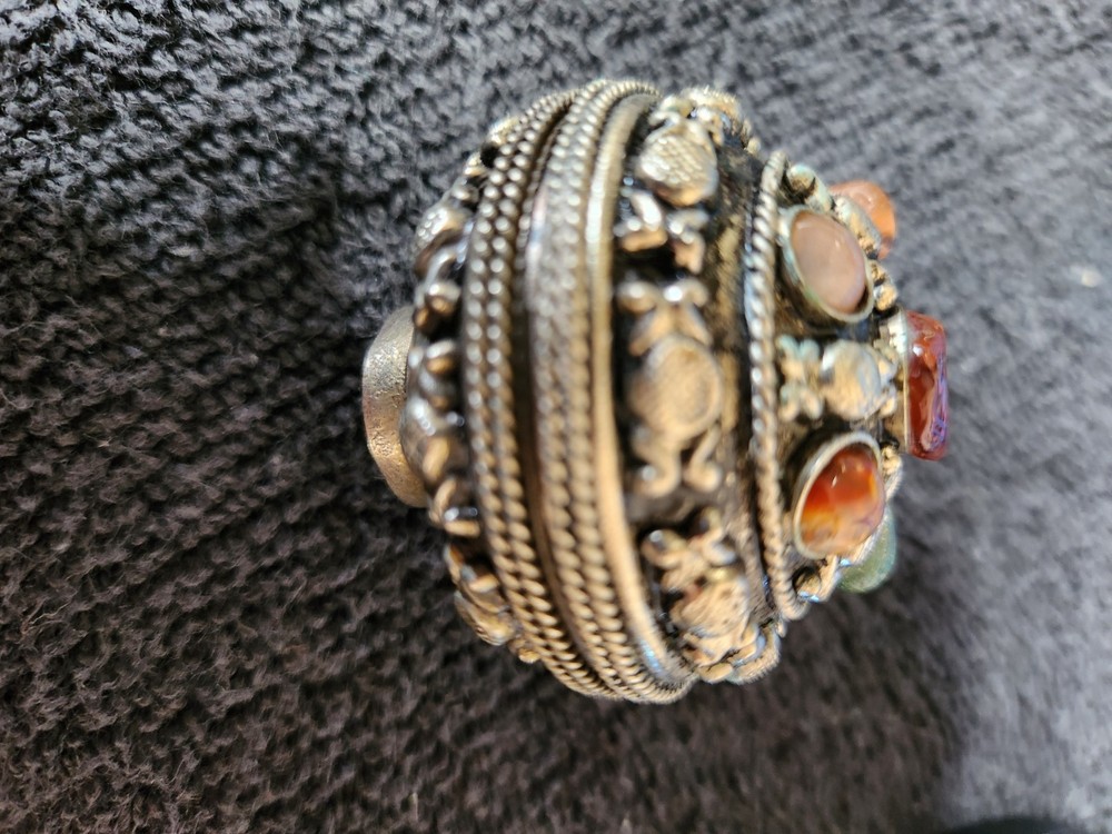 Silver Trink Box With Velet Lining And Stones