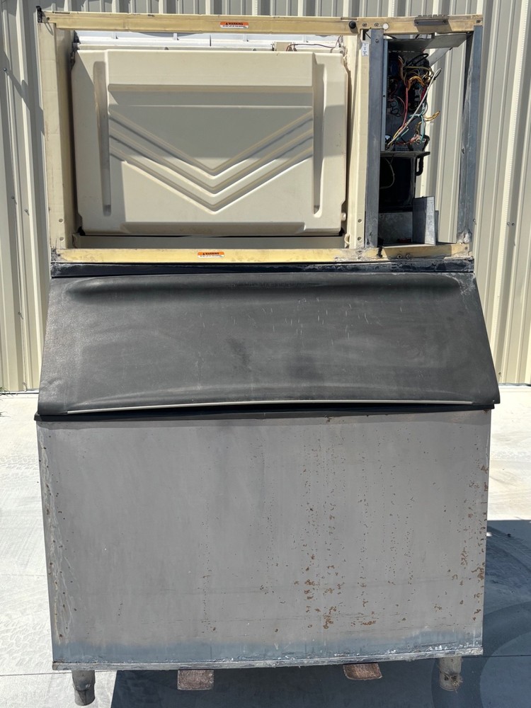 MANITOWAC ICE Machine B970 Bin + SY1404A Ice Maker Head, Half Cubes