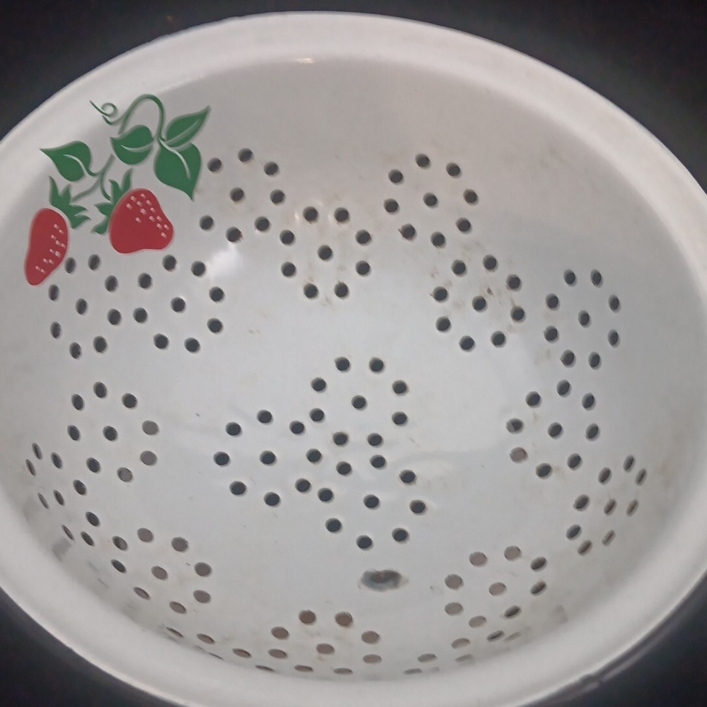 Strawberry Colander Strainer Teleflora 1983 White Enamel Ware 80s Kitchen