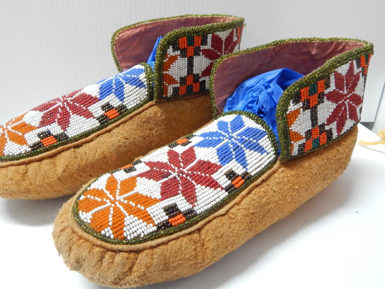 VINTAGE 1930s CREE INDIAN BEADED MOCCASINS ON MOOSE HIDE - MINT - NVR WORN