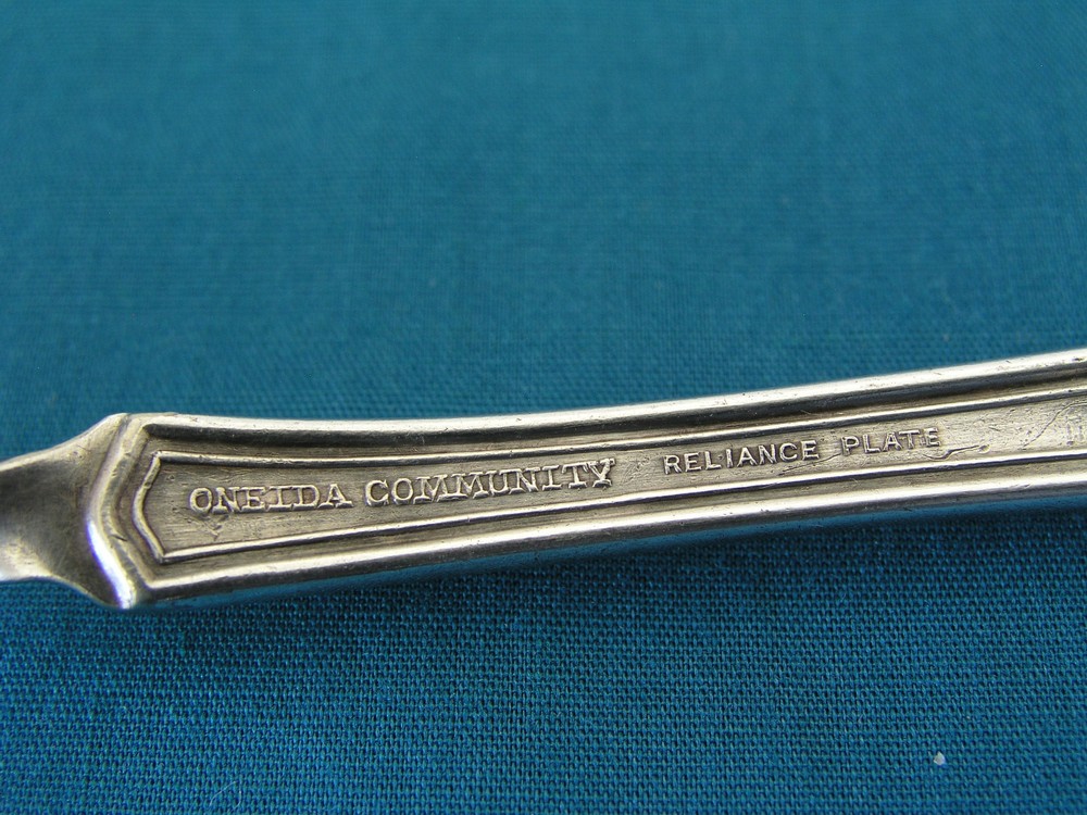 ONEIDA COMMUNITY - EXETER - MASTER TWISTED HANDLE BUTTER KNIFE - SILVERPLATE