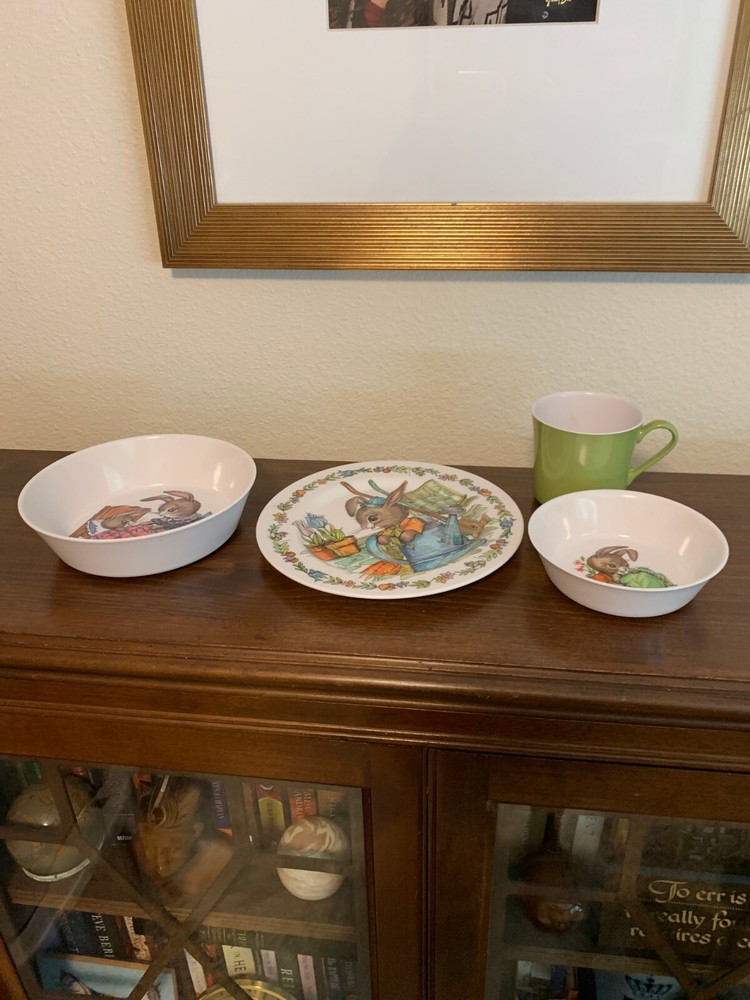 VINTAGE SET OF ONEIDA DELUXE  CHILDRENS DINNERWARe