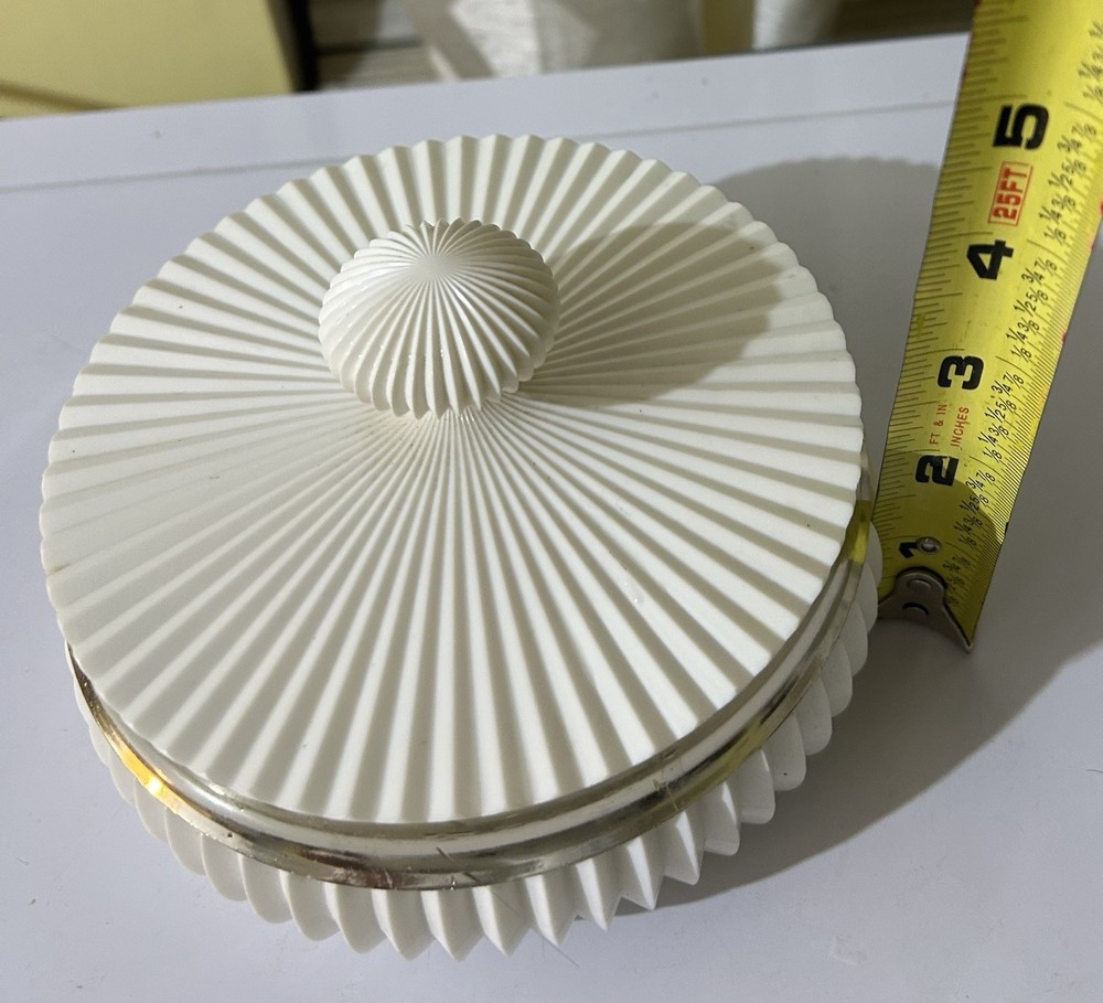 Vtg Avon Sonnet Beauty Dust Container.