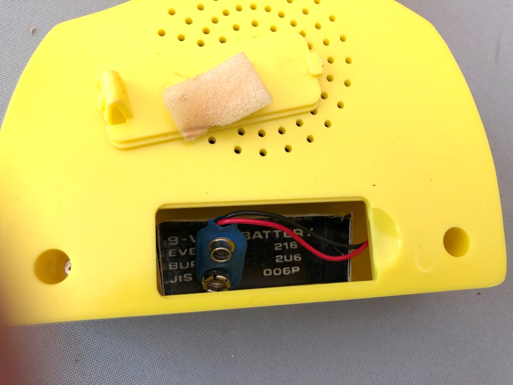 VINTAGE MR PEANUT TRANSISTOR RADIO WORKING