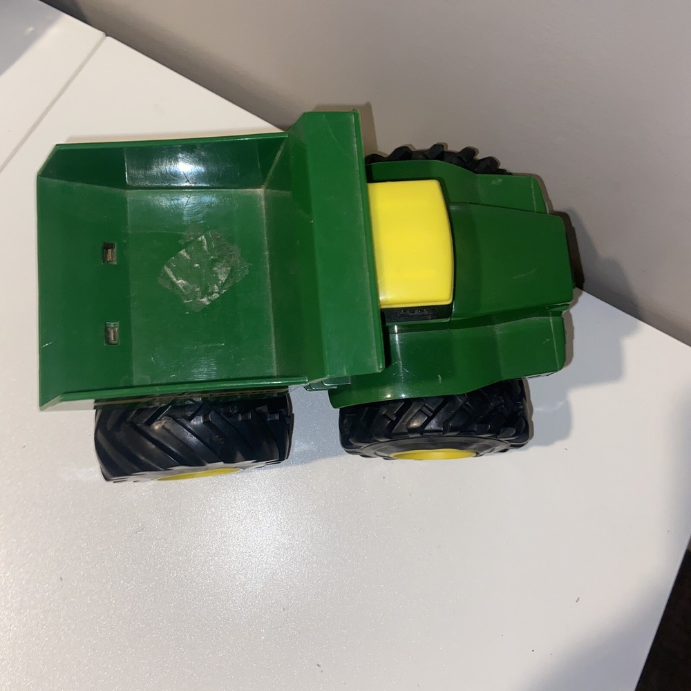 John Deere dump truck makes noise green