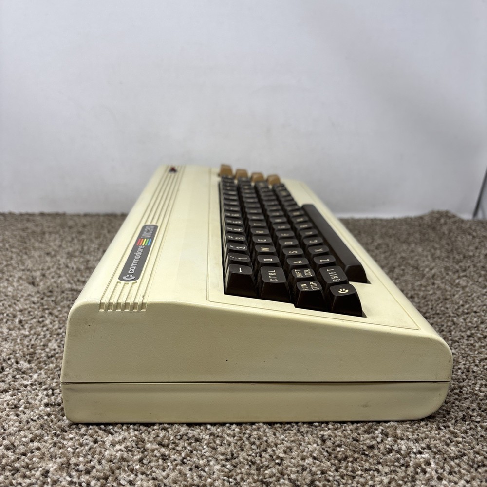 COMMODORE VIC-20 DIN COMPUTER ONLY TESTED AND WORKING READ