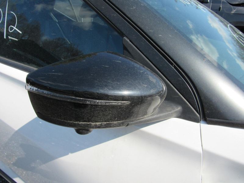 KICKS 2018 Glove Box 958450