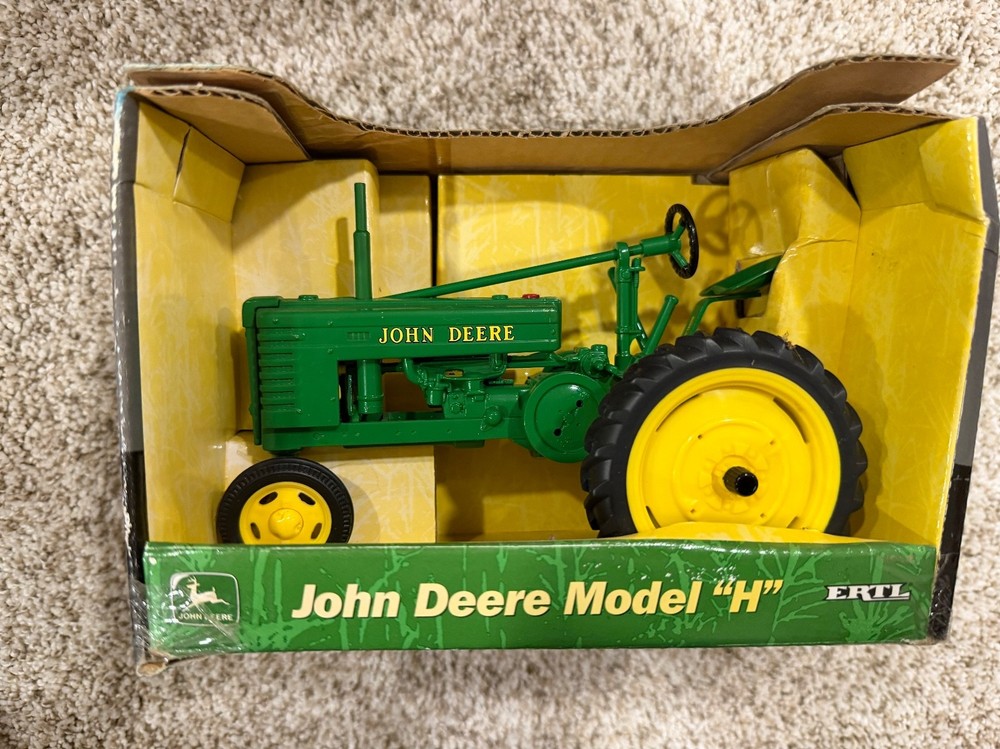 1/16 John Deere Model H Tractor With Narrow Front