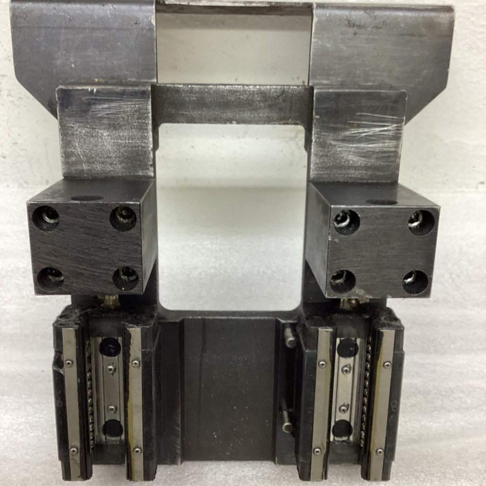 Self-centering vise for CNC machine