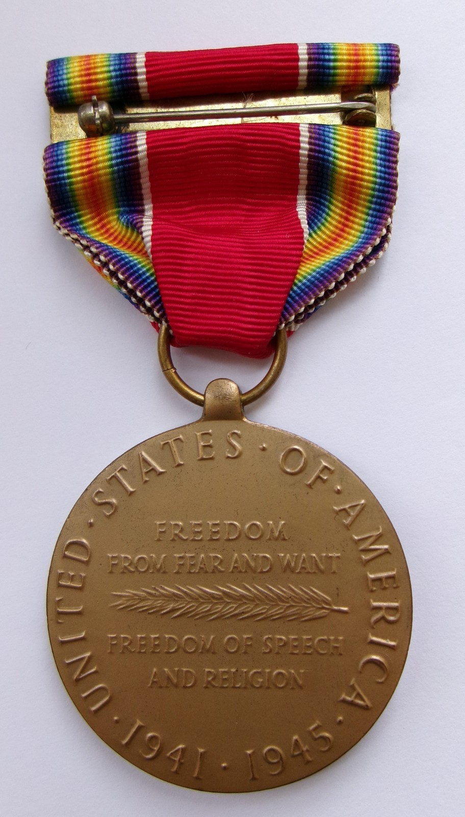 US WW2 Victory Medal in box of issue + ruptured duck badge + ribbon bars