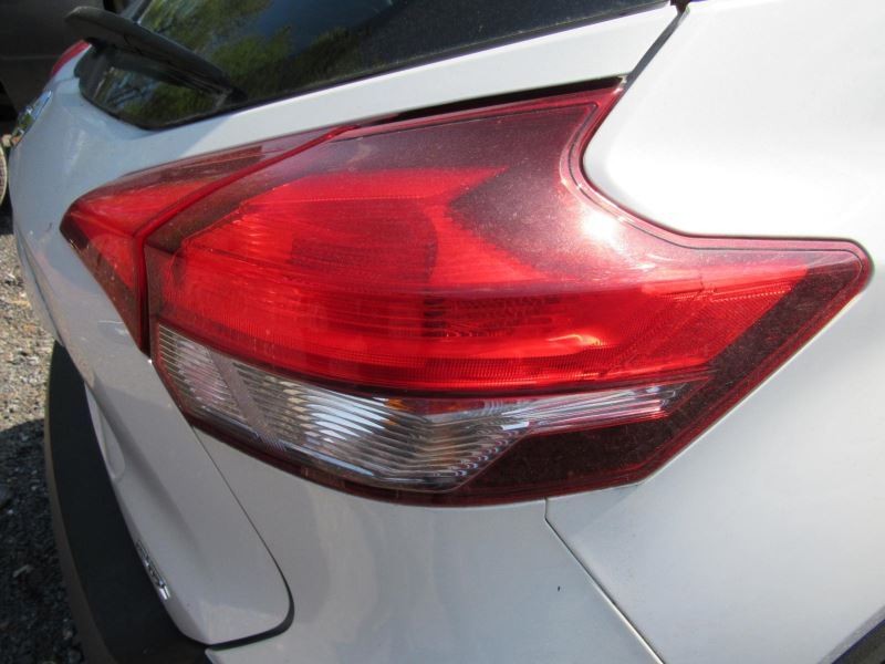 KICKS 2018 Glove Box 958450