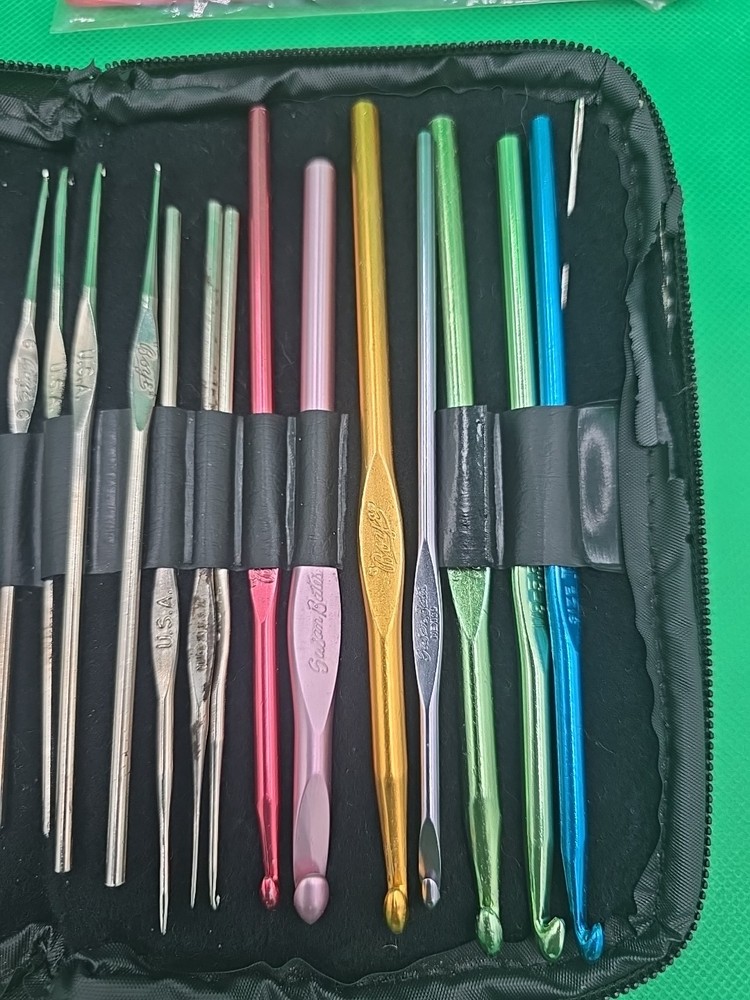 29+ Piece Crochet Hook Set Assorted Sizes Mixed Colors Boye & Susan Bates W Case
