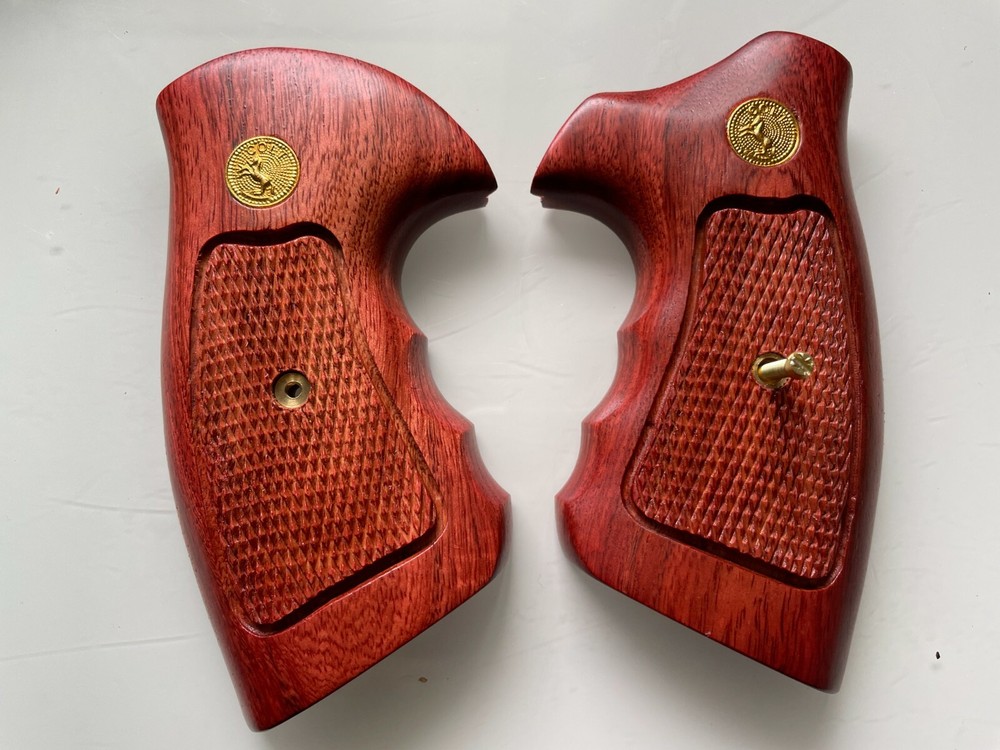 HandGrip For Colt Python grips (I, E fr ame), Checkered Hard wood gold medallion