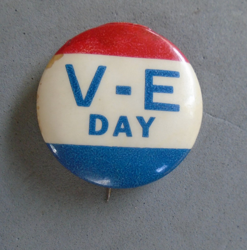 WWII V-E Day pin back button