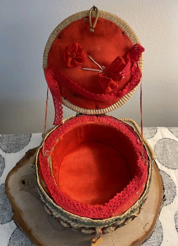 Vtg Wicker Sewing Basket 🧺
