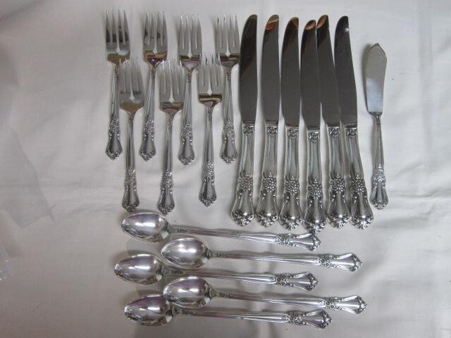 19 Pcs. Oneida/ Wm.  Rogers Silverplate - Valley Rose 1956 Iced Tea/Salad/Knives