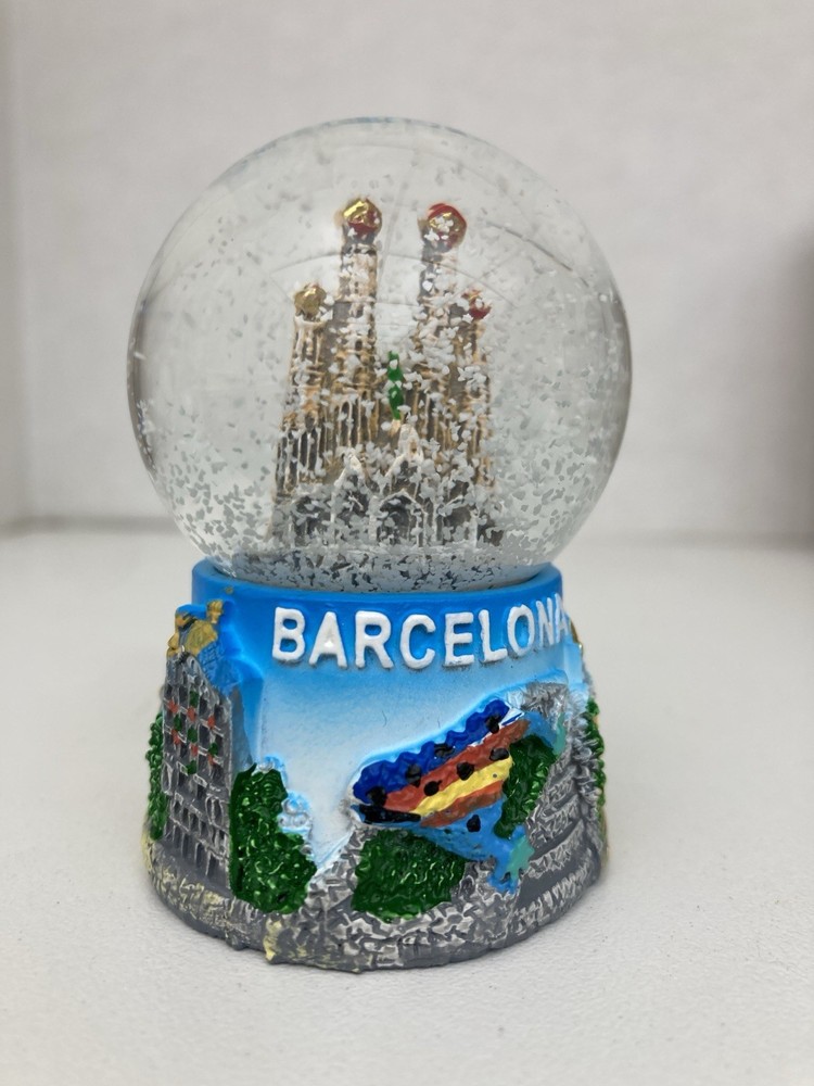 Barcelona mini snow globe