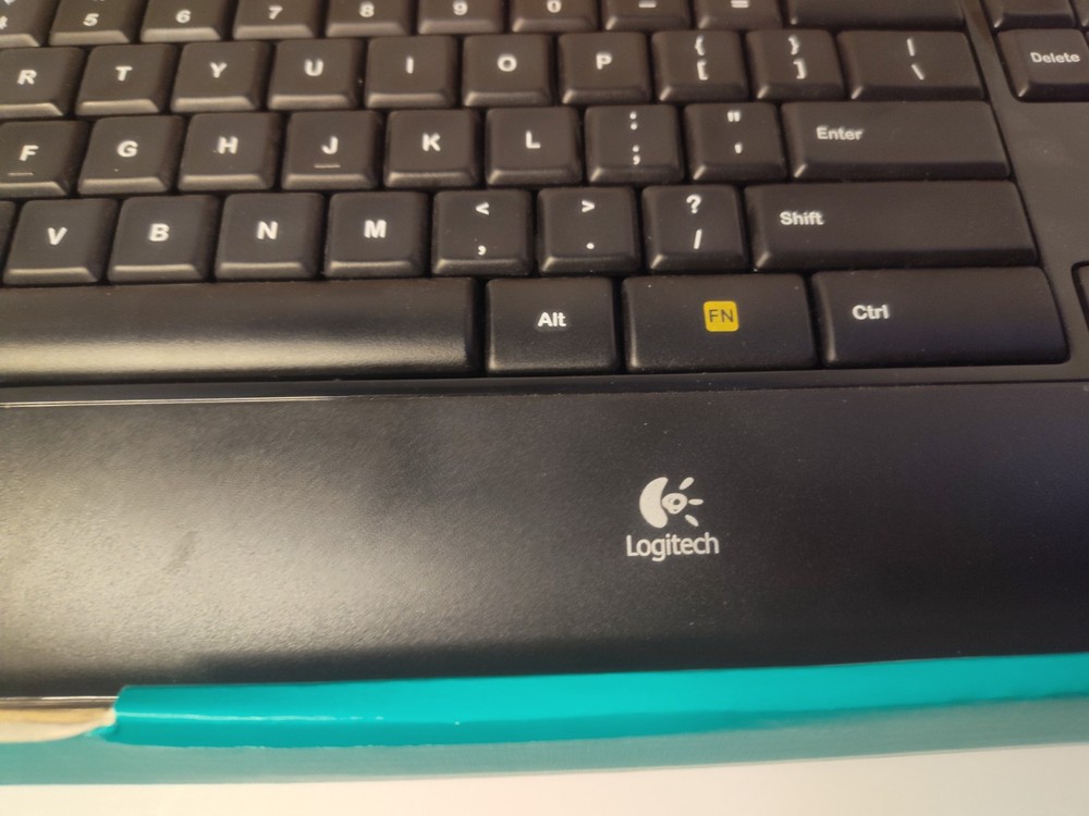 Logitech MK520 Wireless Keyboard & Mouse Combo PC MAC Secure 2.4GHz Connectivity