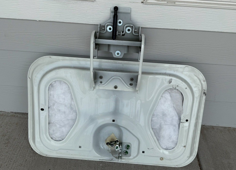 INTERNATIONAL LT DOOR, COMPARTMENT 2023