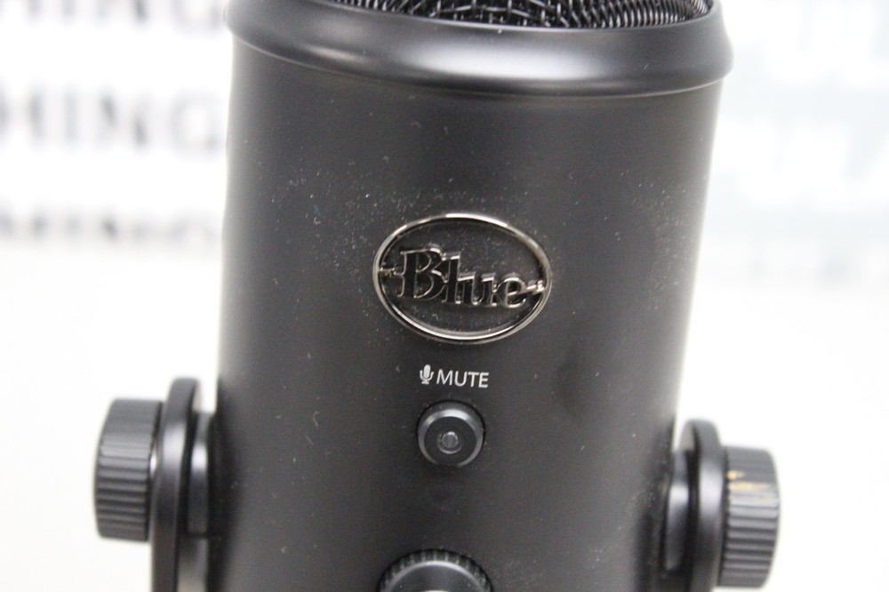 Logitech Blue Yeti A00132 Premium Multi Pattern USB Microphone