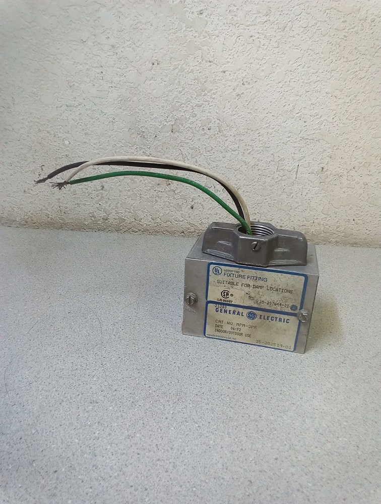 GE Lighting Systems CAT no. MPM-3PR Fixture Fitting