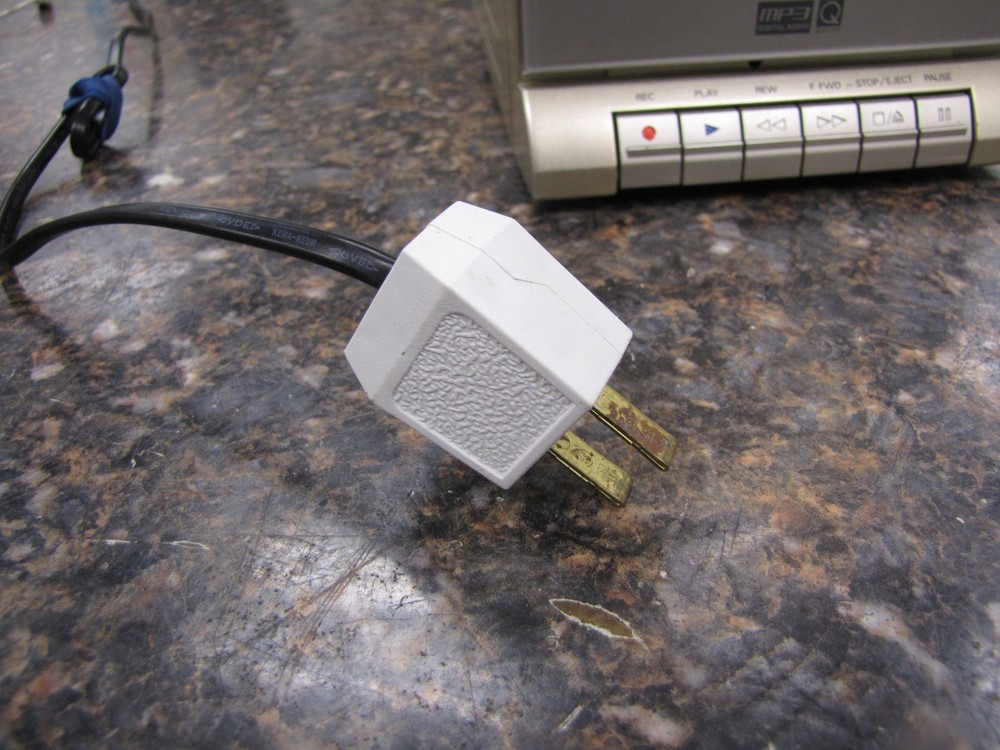 SANYO VCD/MP3 Audio System DC-DA170V Tape CD Tuner FM/AM Gold -No Speakers- MQ47