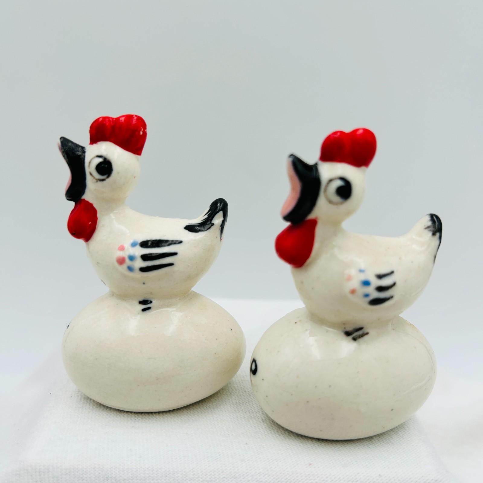 Hand Painted Chickens Roosting on Eggs Vintage Salt Pepper Shakers Made in Japan