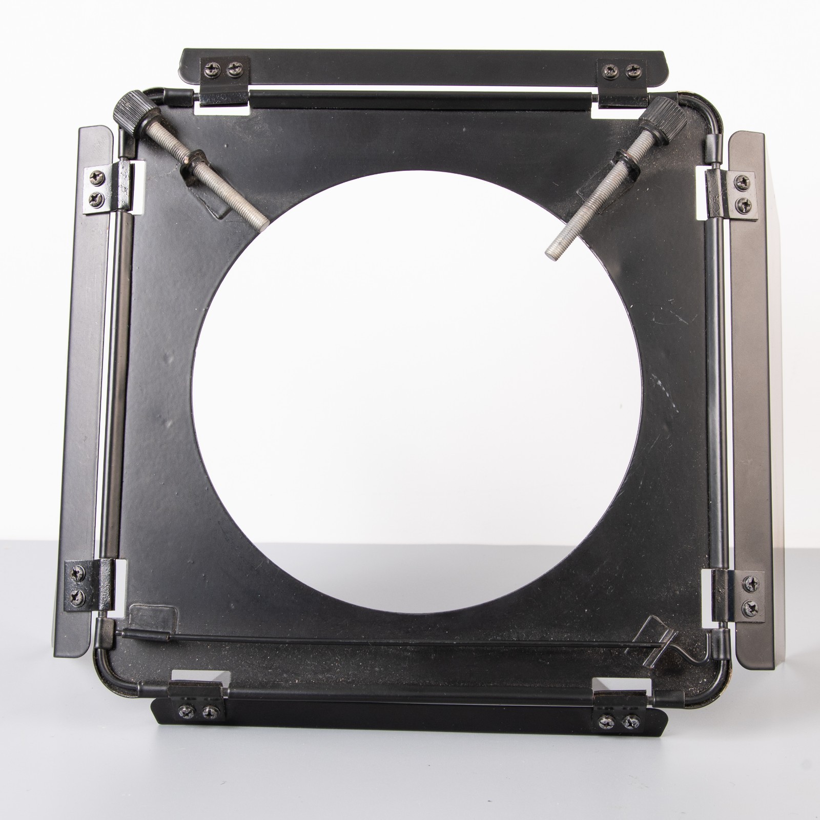 Universal barn doors with honeycomb and colour filters for studio flash heads